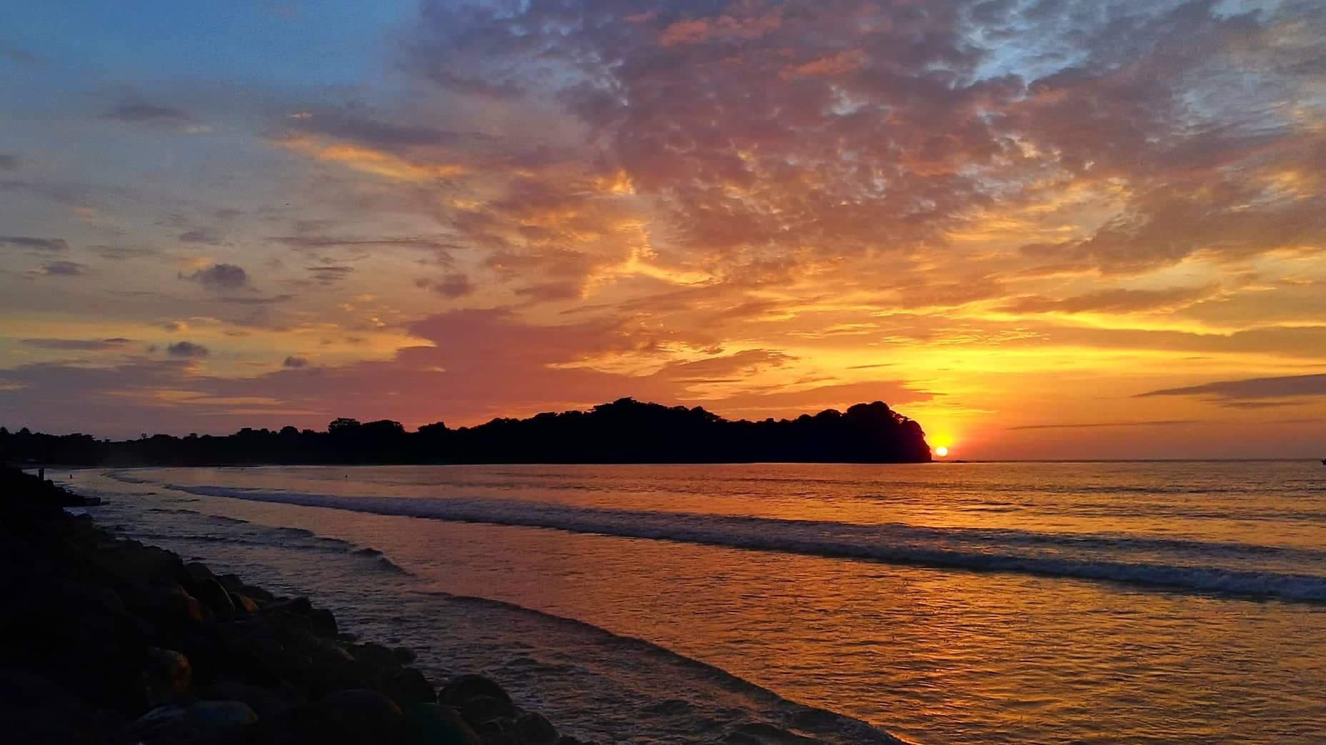 Coworking & Coliving by the surf in Mompiche, Ecuador at The Mudhouse Mompiche